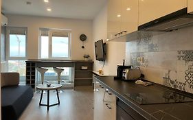 Beautiful Penthouse Lakeview W18